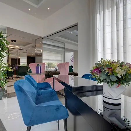 Urban Valley & Hotel 4*