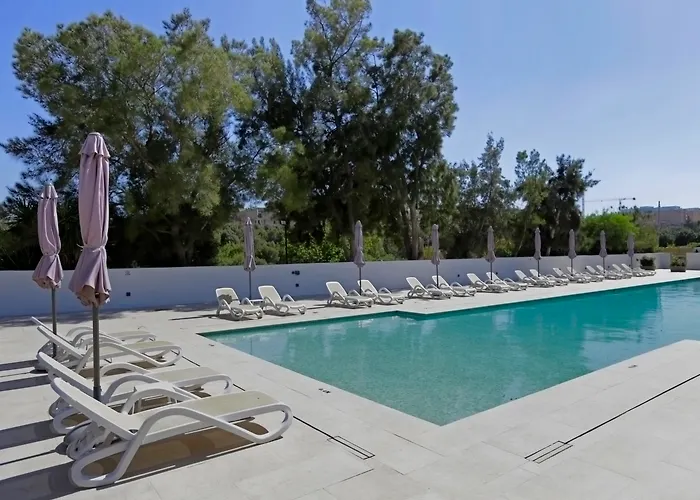 Urban Valley & Hotel 4*